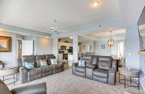Lakeland Condo | Pool Access at Waterfront Lake Ozarks Rental!