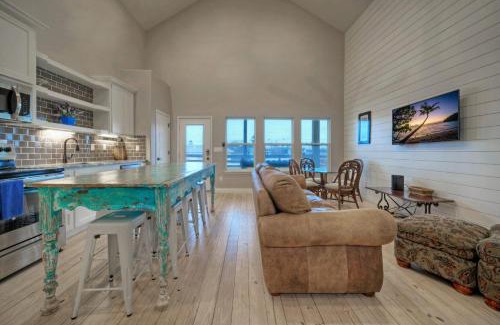 Flour Bluff House | Pool Access Boat Dock Steps to the Gulf The Pintail by AvantStay