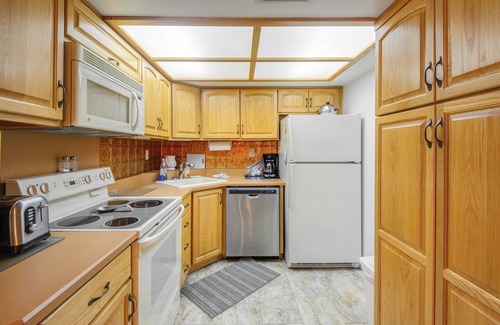 Welaka Condo | Pool Access & Lanai: Riverfront Welaka Condo!