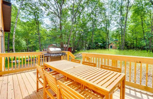 Albrightsville House | Pool and Beach Access Charming Poconos Cabin!