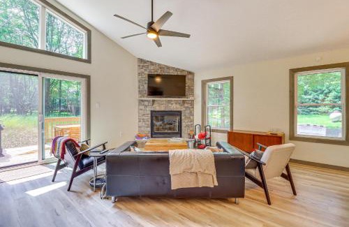 Albrightsville House | Pool and Beach Access Charming Poconos Cabin!