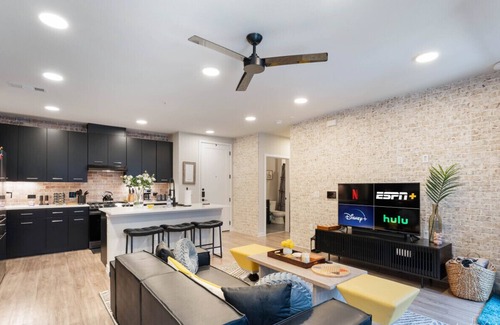 East Congress Apartment | Pool & Boxing Gym Onsite│Near Brewery, Coffee+│Bright Condo w/Parking & Balcony