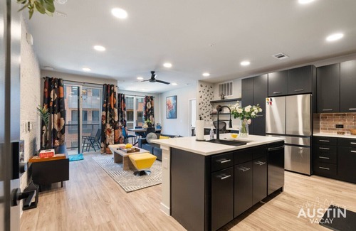 East Congress Apartment | Pool & Boxing Gym Onsite│Near Brewery, Coffee+│Bright Condo w/Parking & Balcony