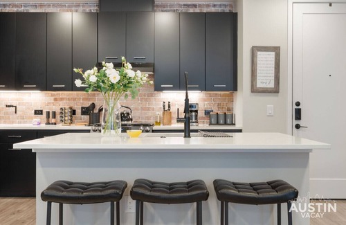 East Congress Apartment | Pool & Boxing Gym Onsite│Near Brewery, Coffee+│Bright Condo w/Parking & Balcony