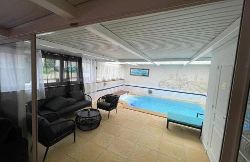 10th Arrondissement Enclos-St-Laurent Apartment | Pool & Chill