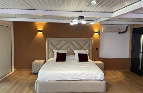 10th Arrondissement Enclos-St-Laurent Apartment | Pool & Chill