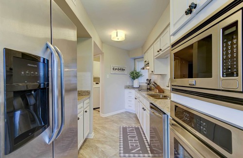 Lake Hamilton Apartment | Pool & Dock Access: Lakefront Hot Springs Condo!