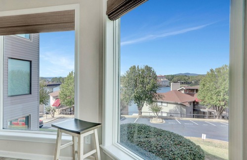 Lake Hamilton Apartment | Pool & Dock Access: Lakefront Hot Springs Condo!