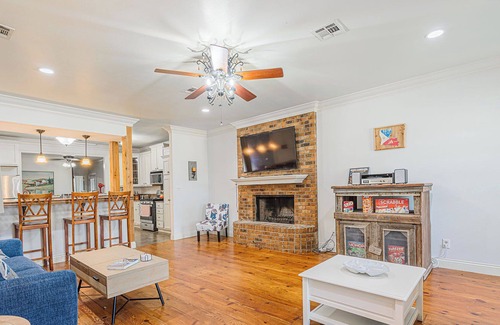 Lafayette House | Pool, Fireplace, Fiber Optic internet & Wi-Fi, gaming router!