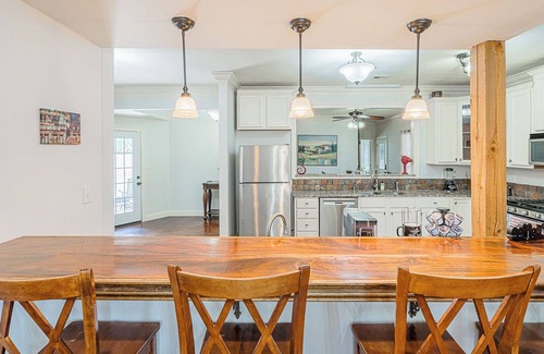 Lafayette House | Pool, Fireplace, Fiber Optic internet & Wi-Fi, gaming router!