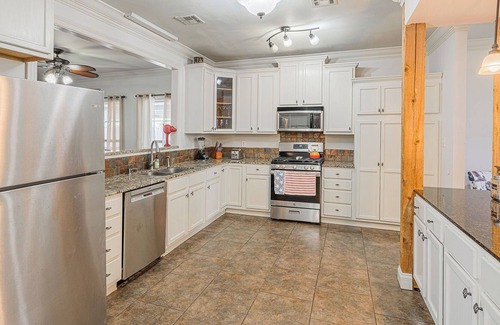 Lafayette House | Pool, Fireplace, Fiber Optic internet & Wi-Fi, gaming router!