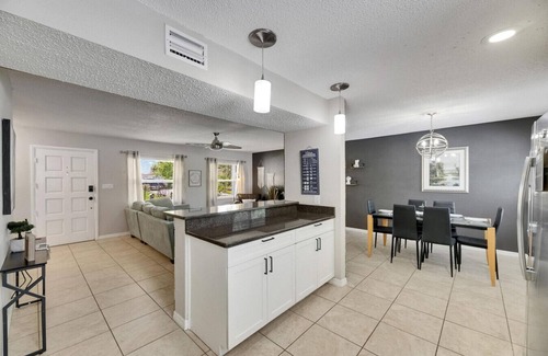 Bay Crest Park House | Pool & Game Room 10 min to Airport
