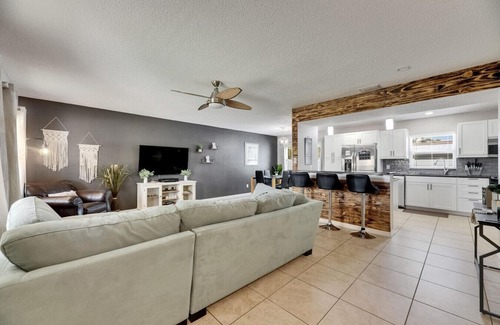 Bay Crest Park House | Pool & Game Room 10 min to Airport
