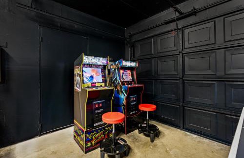 Oakhurst Villa | Pool-GameRoom-HomeTheater-Bar-PlayStructure-FirePit