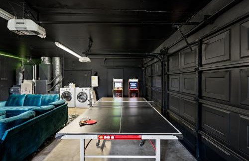 Oakhurst Villa | Pool-GameRoom-HomeTheater-Bar-PlayStructure-FirePit