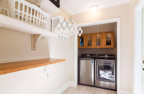 Charleston House | Pool. Great Location. 5 mi to Folly or Downtown