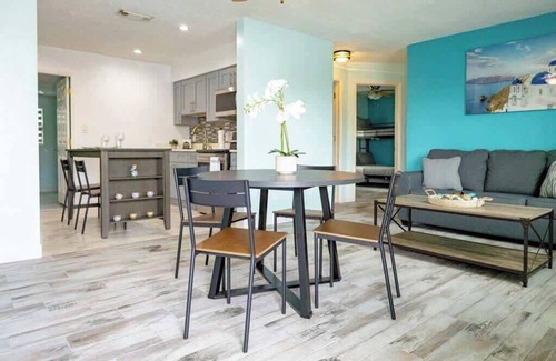 The Lakes House | Pool & Grill, Outdoor Living @ Marlin's Palm Oasis