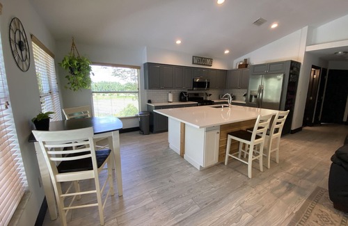 Minneola House | Pool + Heated spa Family friendly King suite Oasis
