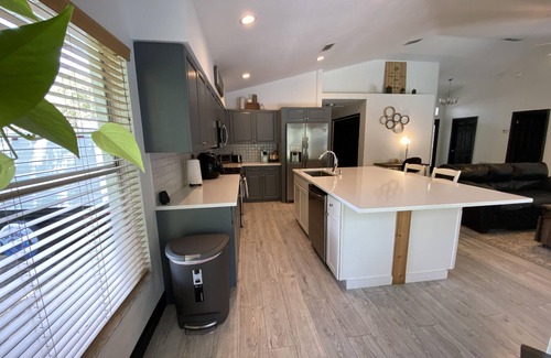 Minneola House | Pool + Heated spa Family friendly King suite Oasis