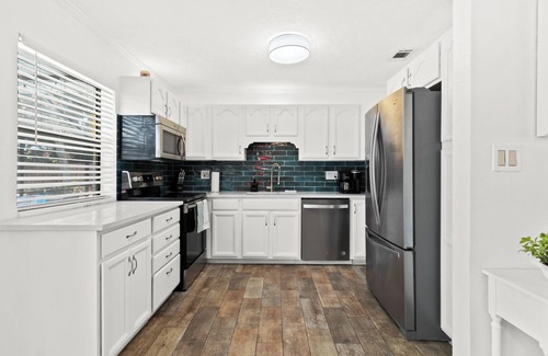 Whitfield House | Pool Home - MiniGolf -Arcade- Near Beaches - Pet Friendly