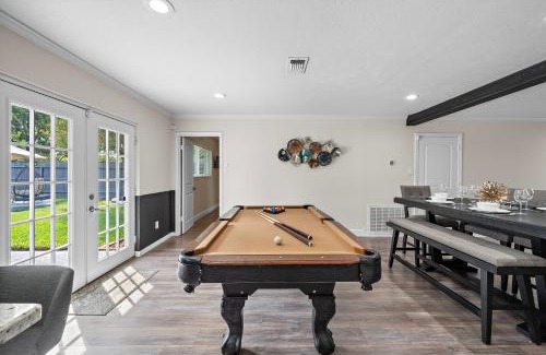 Garden Oaks House | Pool Home Nr Heights, Dt Games Wifi Bbq Yard
