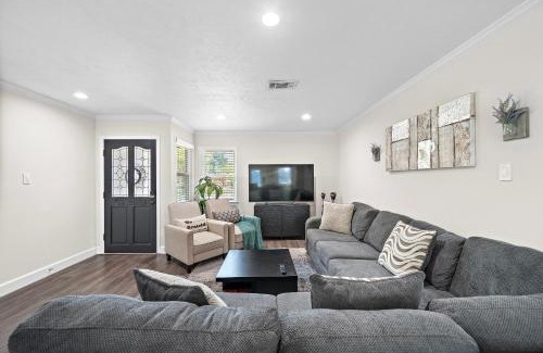 Garden Oaks House | Pool Home Nr Heights, Dt Games Wifi Bbq Yard