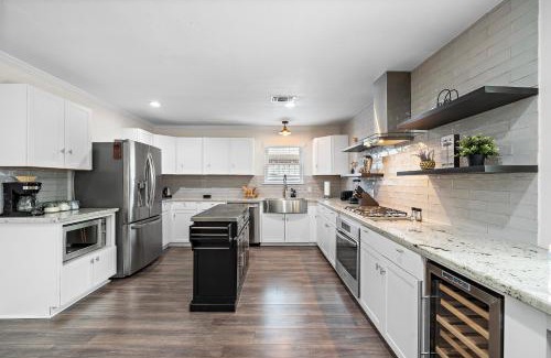 Garden Oaks House | Pool Home Nr Heights, Dt Games Wifi Bbq Yard