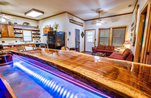 Loxley House | Pool/Hot tub/2 kings/4 adults/guest house/fire pit