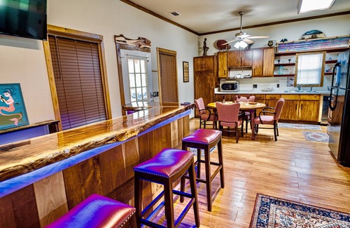 Loxley House | Pool/Hot tub/2 kings/4 adults/guest house/fire pit
