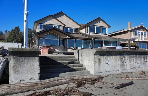 Clinton Apartment | Pool & Hot Tub I Beachfront I Dogs OK I 2 Kayaks