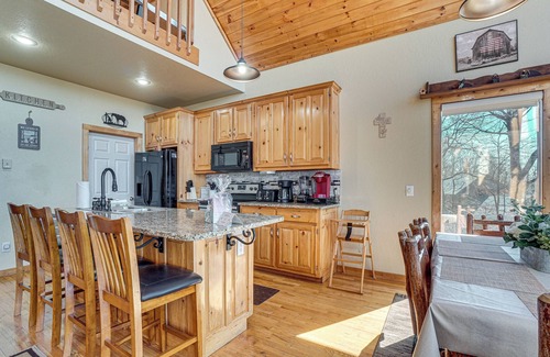 Helen Cabin | Pool, Hot Tub & Mountain Views: Cleveland Cabin
