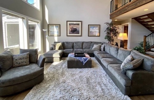 Chelan House | Pool + Hot tub + River Views + 5 mins to Chelan