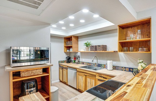 Tucson Condo | Pool & Hot Tub: Updated Tucson Condo w/Workspace