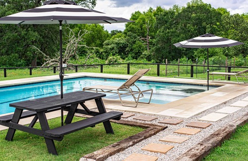 Brenham Cottage | ★ Pool, HotTub- Cardinal Cottage, RoundTop/Brenham
