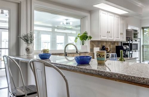 Meadows Place House | Pool House - 5-Bed- Pergola- Sunroom-Pet Friendly