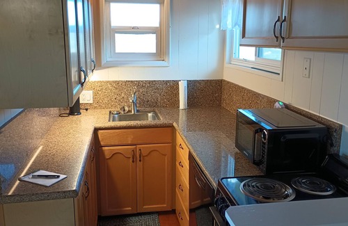 East Grove Cottage | Pool house - Close to San Diego Zoo Safari Park and Wineries.