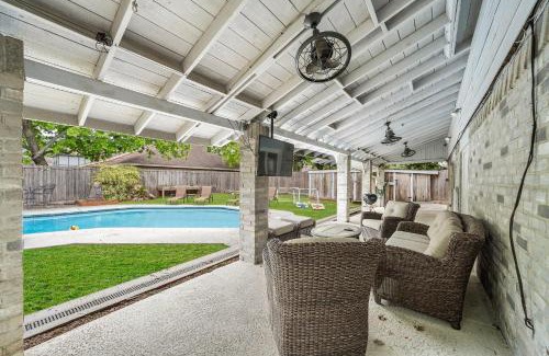Barker House | Pool Houston Getaway Games Wifi Bbq Yard