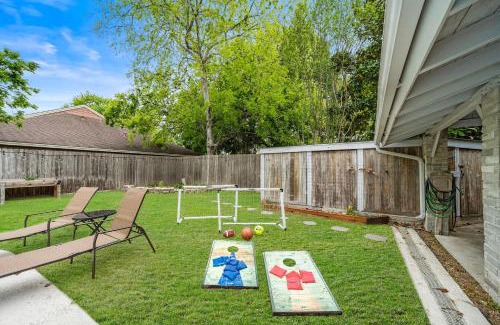 Barker House | Pool Houston Getaway Games Wifi Bbq Yard