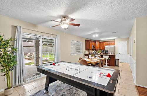 Barker House | Pool Houston Getaway Games Wifi Bbq Yard