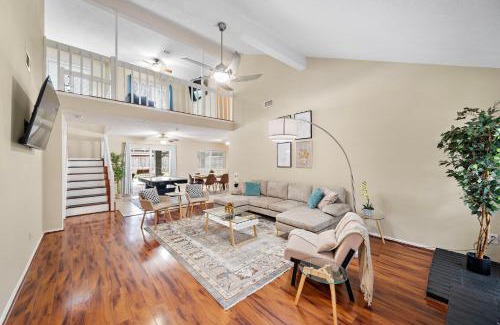 Barker House | Pool Houston Getaway Games Wifi Bbq Yard