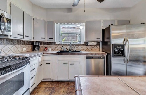 Jefferson House | Pool! Mins to Downtown & Alamo - Huisache Retreat
