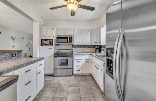 Jefferson House | Pool! Mins to Downtown & Alamo - Huisache Retreat