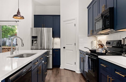 Denver Heights House | Pool-MovieTheater-KING BED & 5 minutes from the Alamodome & Riverwalk