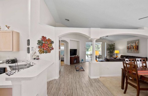 Eagle Pointe South House | Pool Oasis, 20 mins to Disney, Close to Shops