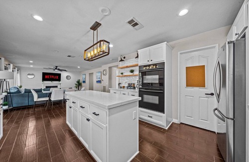 Winchester House | Pool paradise near Temecula Wine Country w/spa, pool table, games, pic wall