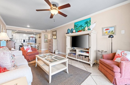 Holiday Beach Condo | Pool Side Beach Front Condo with Murphy Bed! PW110