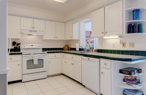 Oakland Hills House | Pool, Soak in the Sun, Super Clean, Golf, Beaches near by - SUMMER SALE