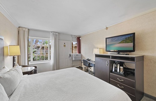 Laguna Beach Hotel | Pool, stroll to Main beach, shops, restaurants!