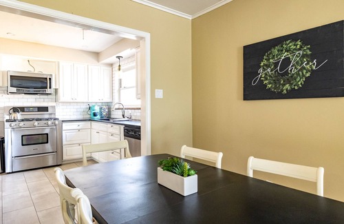 University District House | Pool Table ~ PingPong ~ Foosball ~ Fun for the Fam