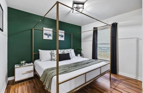 Hope Gardens House | Pool Table WALK to Downtown Bars and Farmers Market